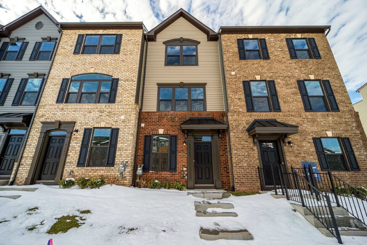 Primary Photo - Brand New Luxury Town house for Rent!
