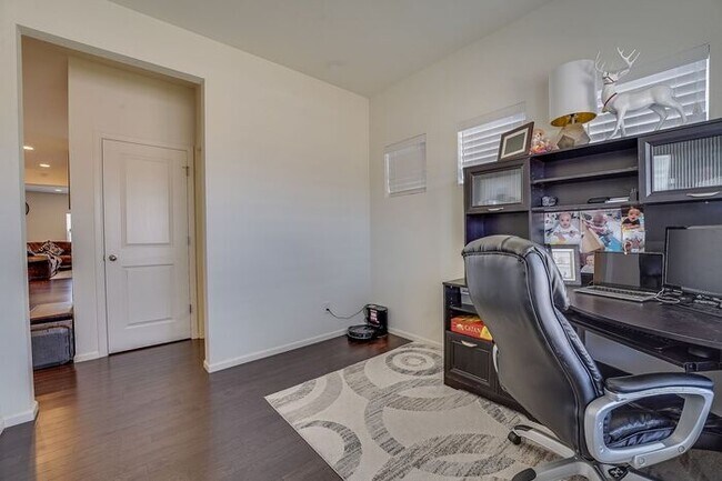 Building Photo - Spacious 4 bed, 2.5 Bath House in Windsor