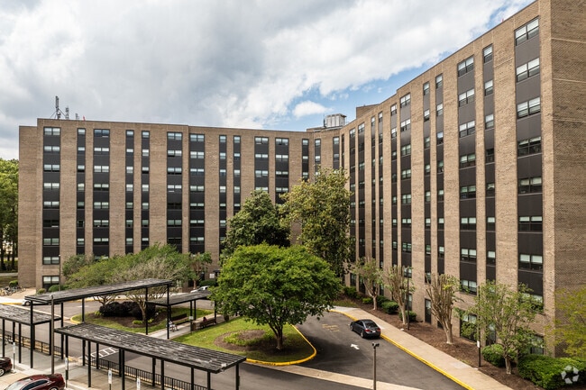 Building Photo - Braywood Manor
