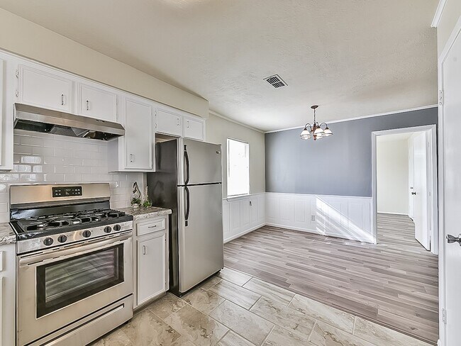 Building Photo - 900 Bonita Dr