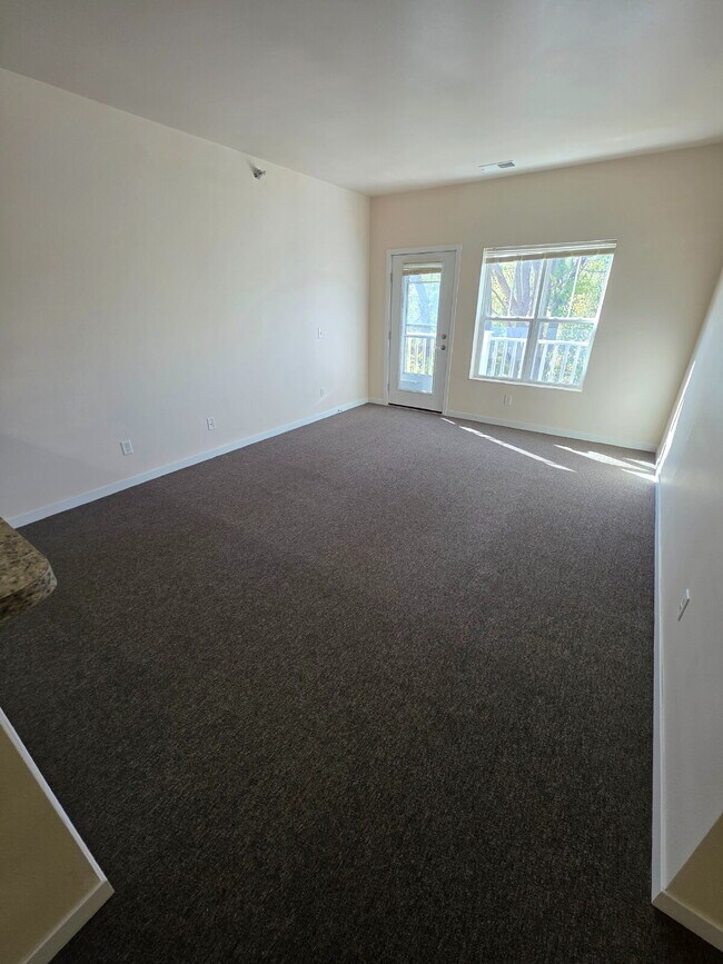 Foto del edificio - 2 Bedroom | 1 Bathroom 2nd Floor Apartment Available RIGHT NOW!