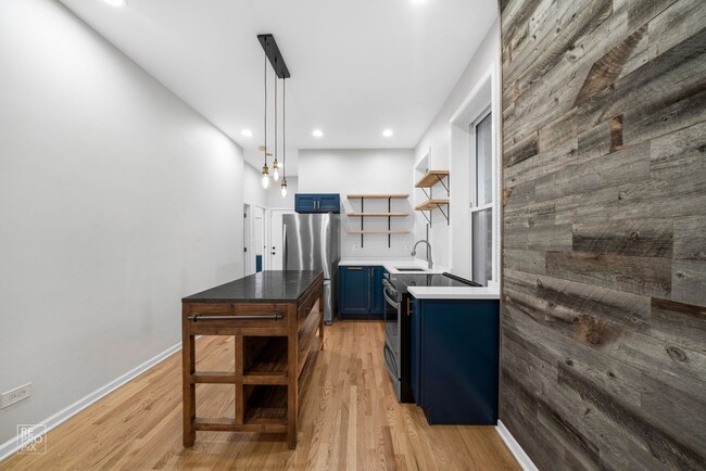 Foto del edificio - Spacious and Modern Wicker Park Duplex