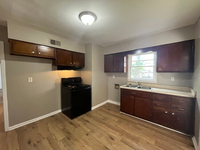 Foto del edificio - Renovated 4 Bedroom 1 Bath Home for Rent!