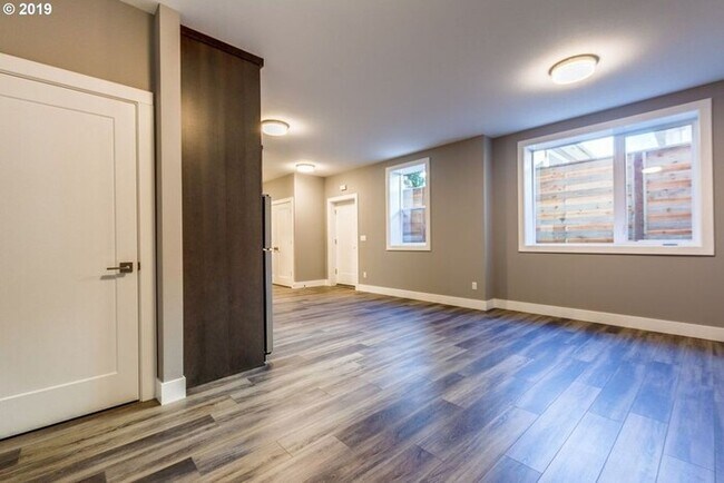Building Photo - Modern 1 bed, 1 bath ADU unit in desirable...