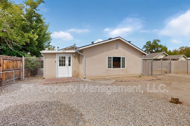 Building Photo - 823 San Lorenzo Ave NW