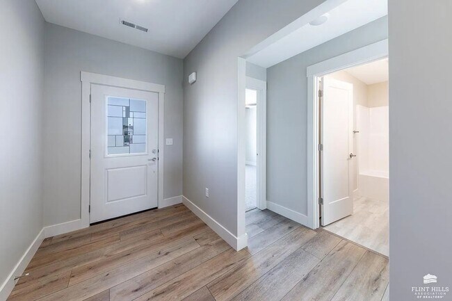 Building Photo - Open-Concept Modern 3 Bedroom, 3 bathroom house