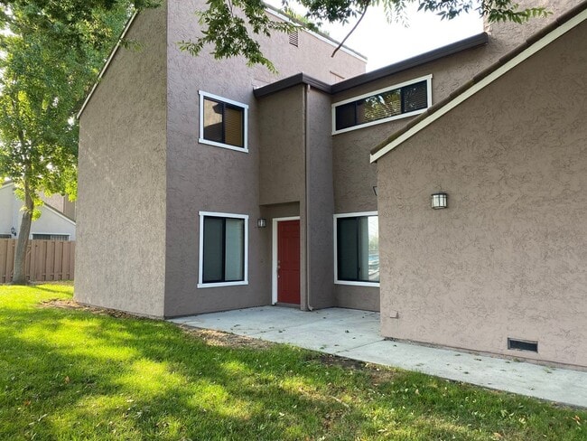 Building Photo - Sharp and Modern 3 Bedroom 2.5 Bath Santa ...