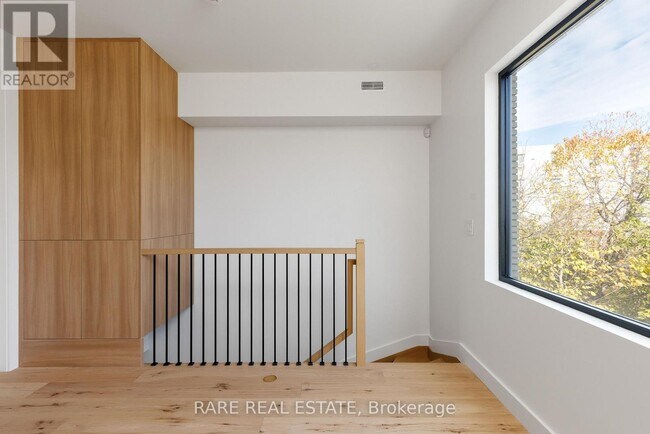 Photo du bâtiment - 451 Montrose Ave