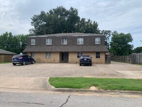 Building Photo - 1312 Mesa Dr