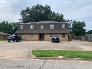 Building Photo - 1312 Mesa Dr