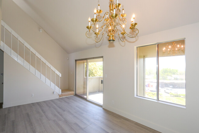 Building Photo - 1182 Foothill Dr