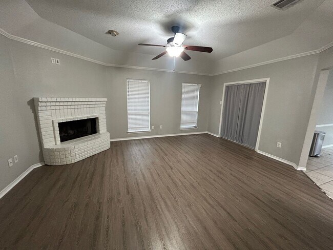 Building Photo - Updated Midway Corner Lot