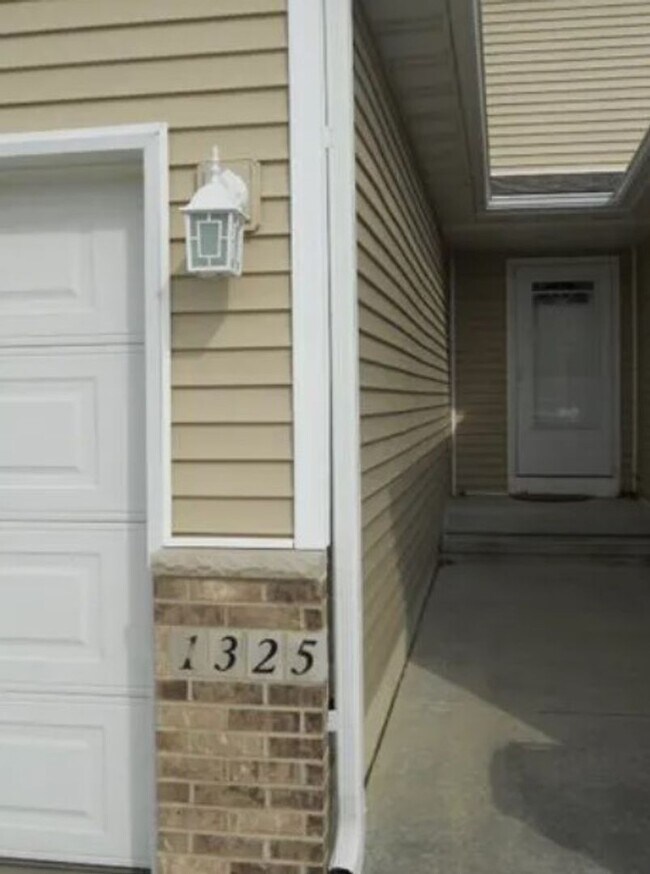 Foto del edificio - 1325 Creekside Ct