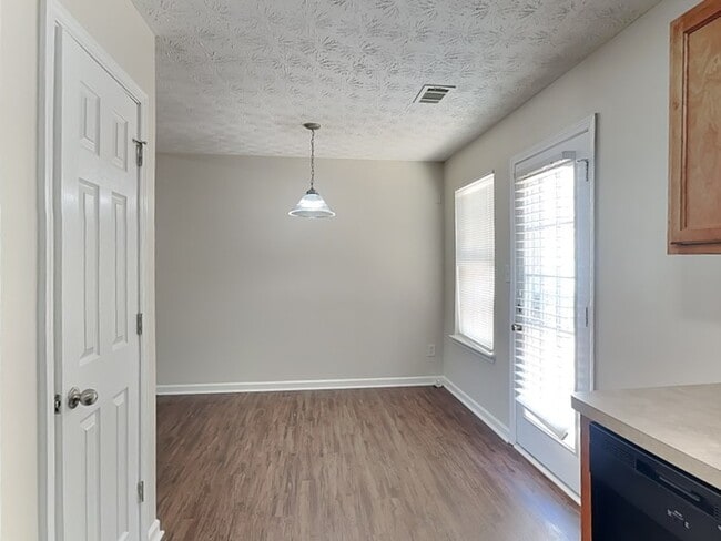 Building Photo - 1939 Redwood Trace