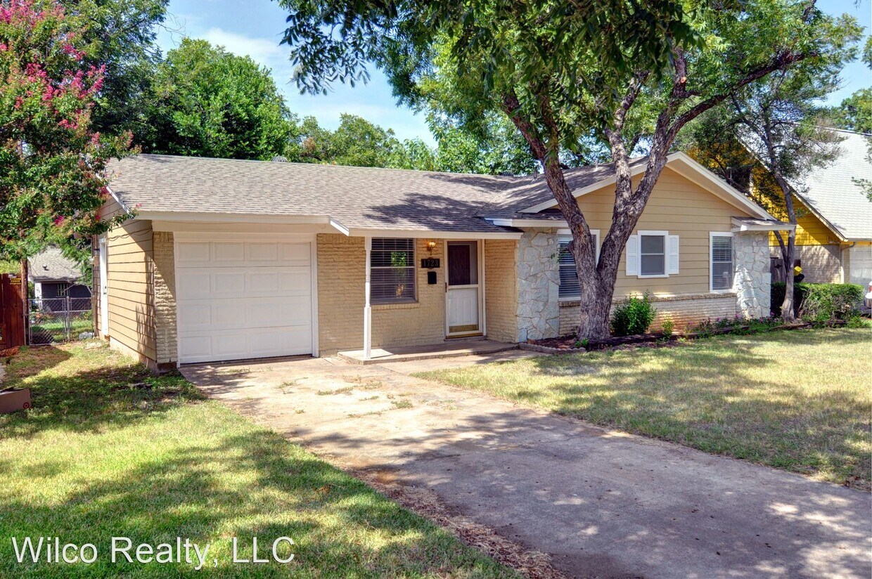 1723 Foster Dr, Arlington, TX 76012 House Rental in Arlington, TX