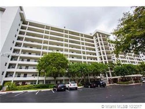 Foto principal - 605 Oaks Dr