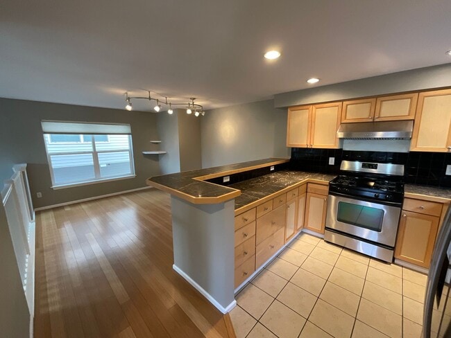 Building Photo - MAGNOLIA 3 BED, 1.5 BATH TOWNHOME FOR RENT...