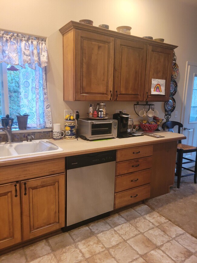 Electric kitchen - 15112 SW Highpoint Dr