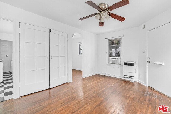 Foto del edificio - 5918 1/2 Willoughby Ave