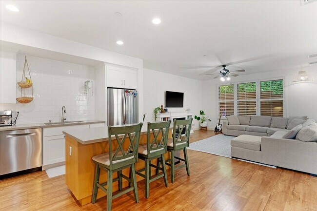Foto del edificio - 912 Lundy Ln