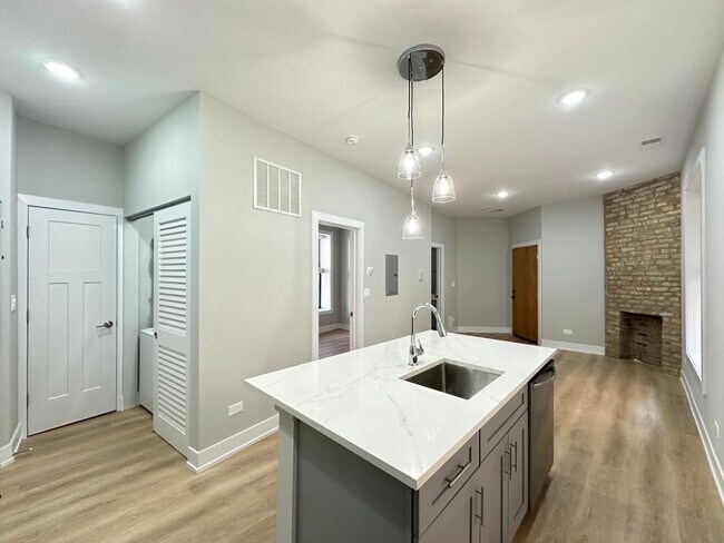 Building Photo - 451 W Belden Ave