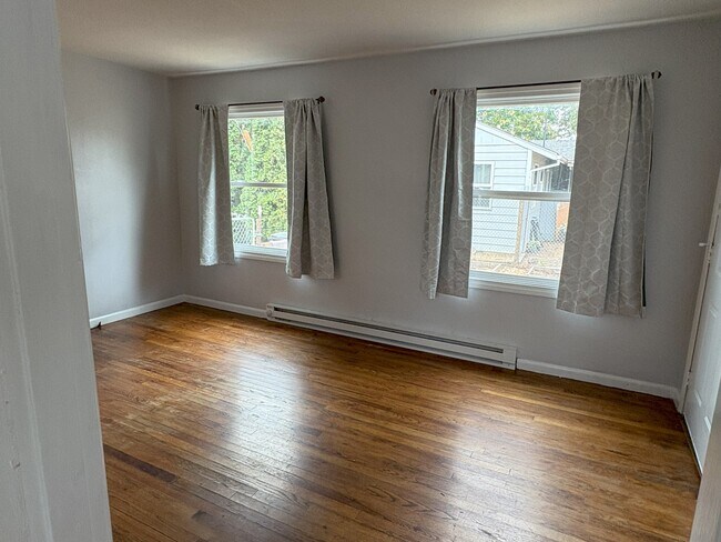 sala de estar con pisos de madera noble - 2229 Lee St SE