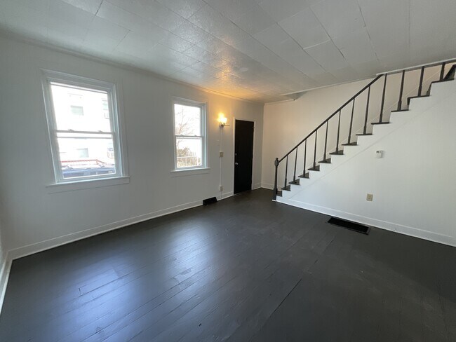 Building Photo - 246 Walnut St