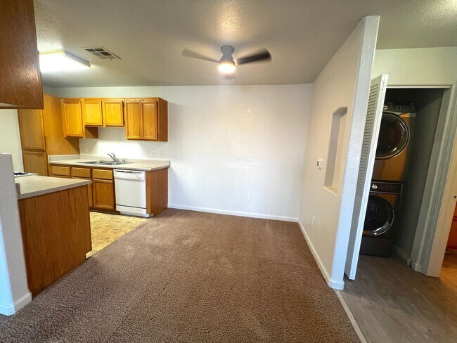 Foto del edificio - SPACIOUS 2BED/2BATH CONDO * SECOND FLOOR UNIT*