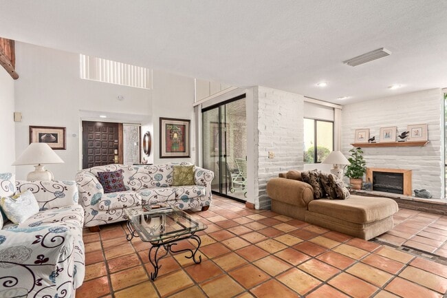 Foto del edificio - RESORT Style FULLY-FURNISHED Condo in Para...