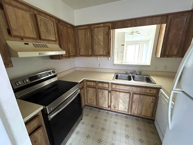 Building Photo - 32 Sandalwood Ct