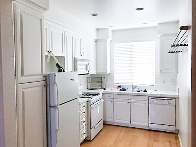 Foto del edificio - Tri-level 3BR/3.5BATH Townhouse Near Old T...