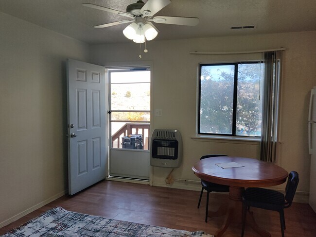 Foto del edificio - 810 Georgiana Dr