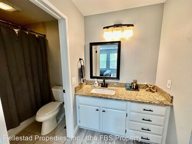 Building Photo - 2 br, 2.5 bath House - 18638 Caminito Cant...