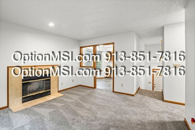 Building Photo - Spacious townhouse