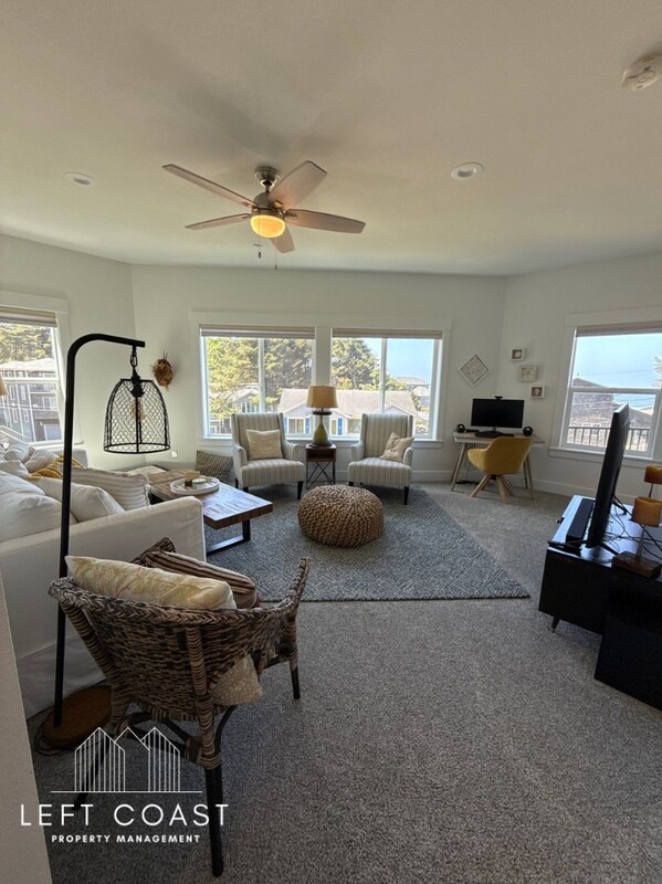 Foto principal - 6274 NE Port Dr
