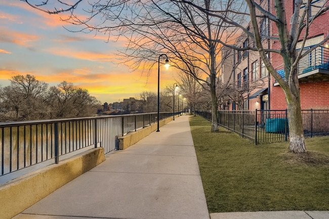 Foto del edificio - 2911 N Western Ave