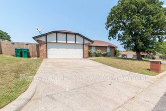 Building Photo - 8913 Bentree Country Way
