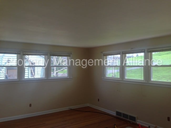Building Photo - 923 Jamesville Ave