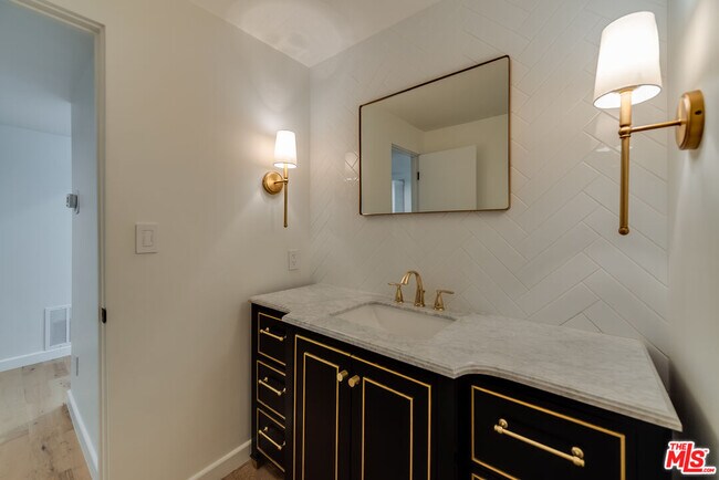 Foto del edificio - 13133 Morrison St