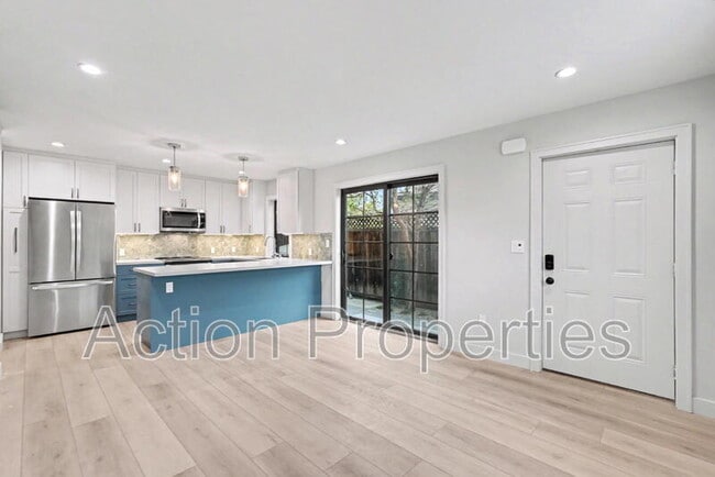 Building Photo - 490 Calderon Ave