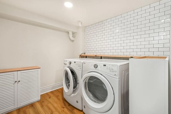 Building Photo - 125 NE Shaver St