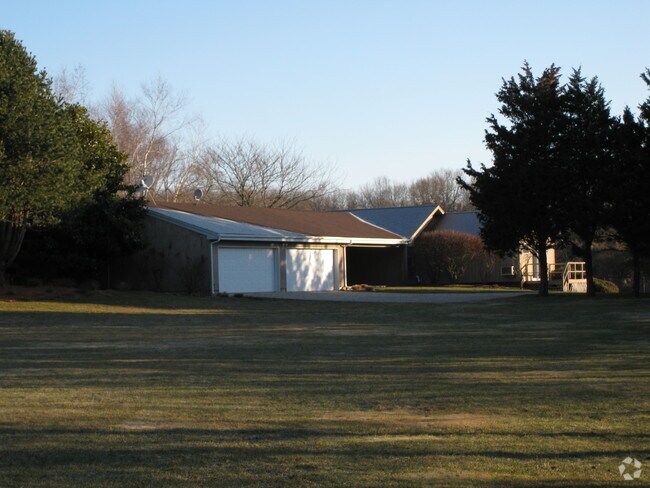 Building Photo - 141 Little Noyac Path