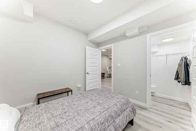 Building Photo - 6536 Chappelle Vis S W