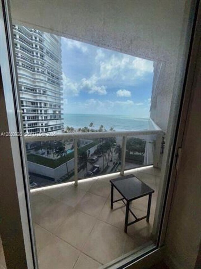 Foto del edificio - 9595 Collins Ave