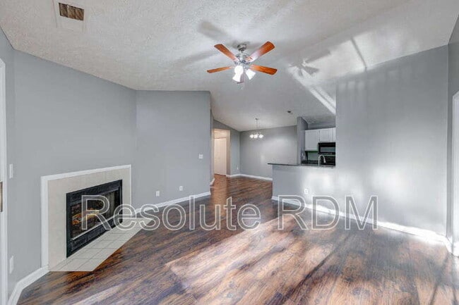 Foto del edificio - 4470 Village Ln