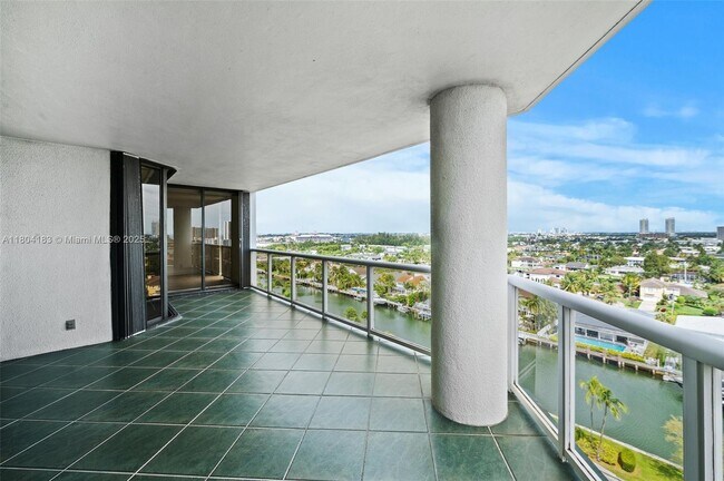 Foto del edificio - 3600 Yacht Club Dr