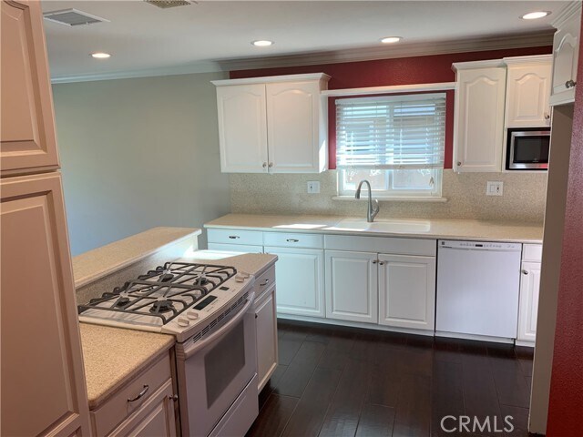 Foto del edificio - 16068 Summershade Dr