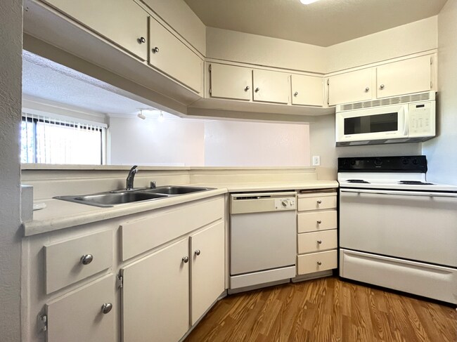 Foto del edificio - 10655 Lemon Ave