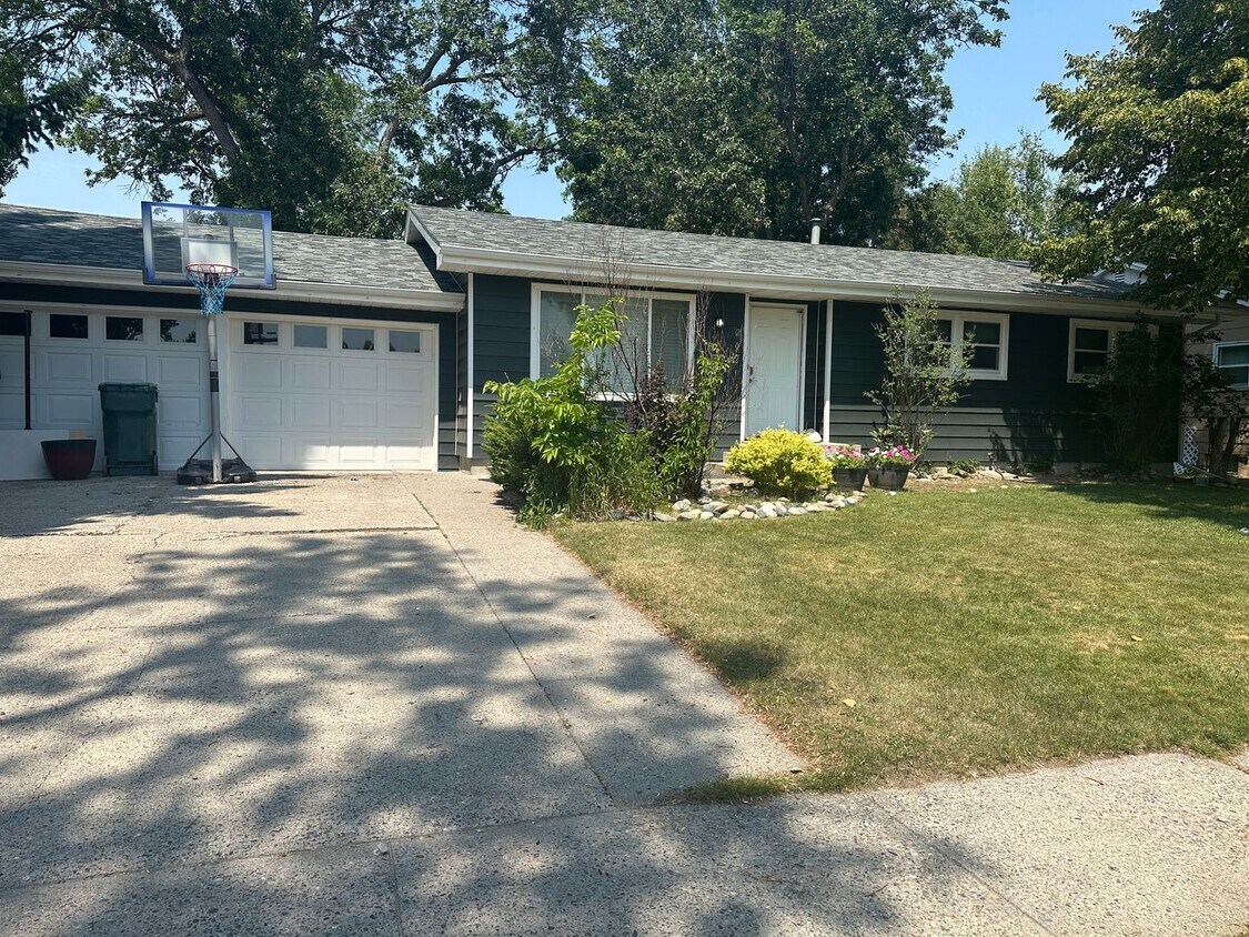 Foto principal - 5 bedroom 2 1/2 bath home for rent
