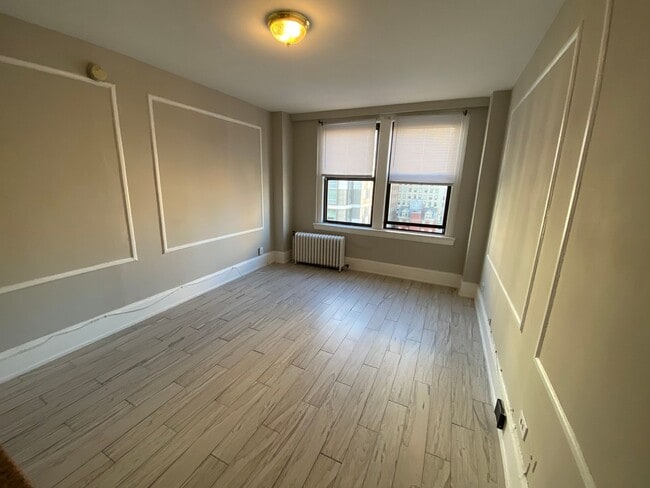 Building Photo - Sleek Studio in the Heart of Center City Available Now!